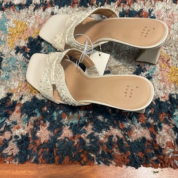 Beautiful Cream Open Back High Sandals! Simply Gorgeous! - Picture 2 of 7